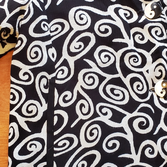 Very Vineyard Black/White Swirl Rayon Jacket size M- cool buttons - Picture 5 of 8